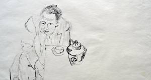 Mann mit Teekanne am Tisch