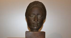 Stehende Frauenfigur