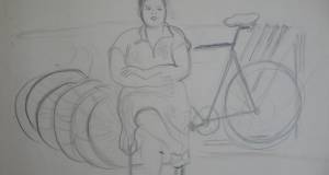 Frau vor Fahrradständer sitzend