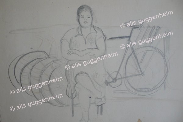 Frau vor Fahrradständer sitzend