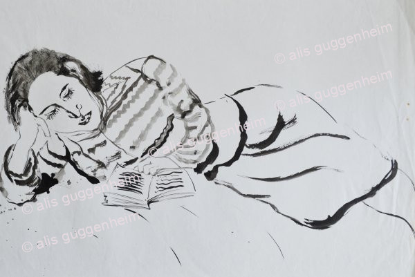 Frau beim Lesen auf Bett