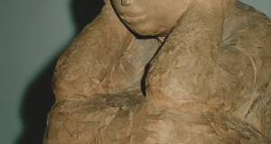 Mädchen mit aufgestützten Armen