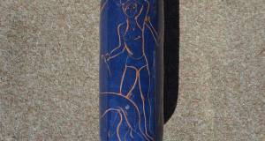 Vase mit Paar und Hund an der Leine