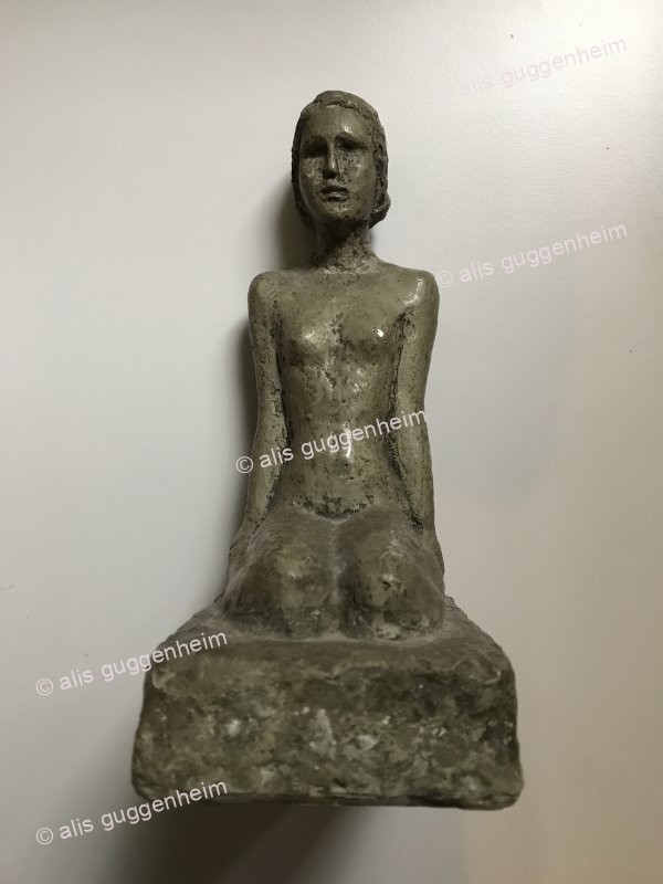 Sitzende Frauenfigur